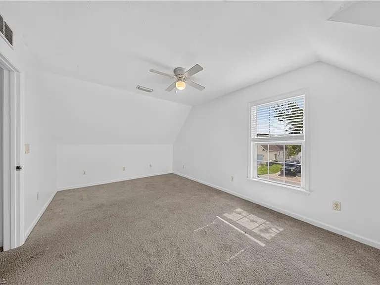 250 Leawood Cir — Photo 24