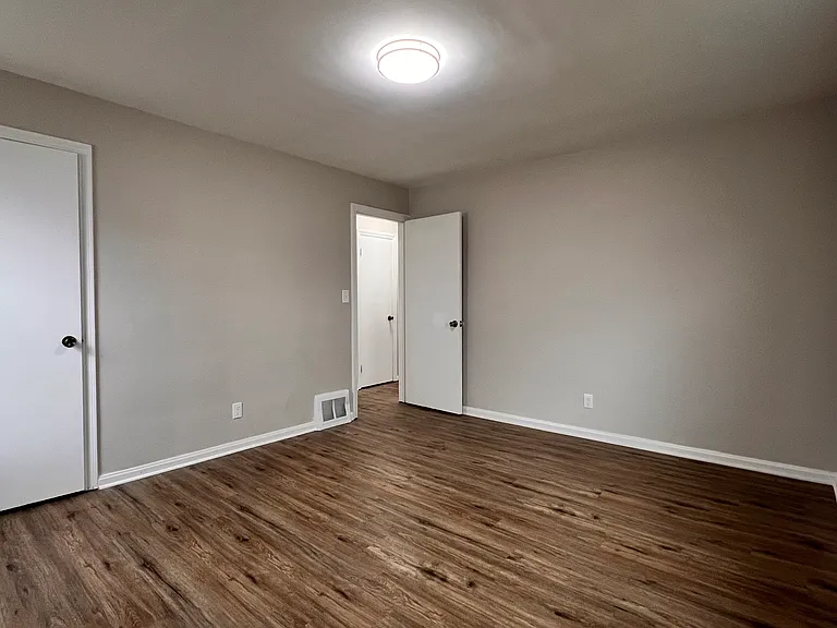 5128 Catherine St — Photo 14