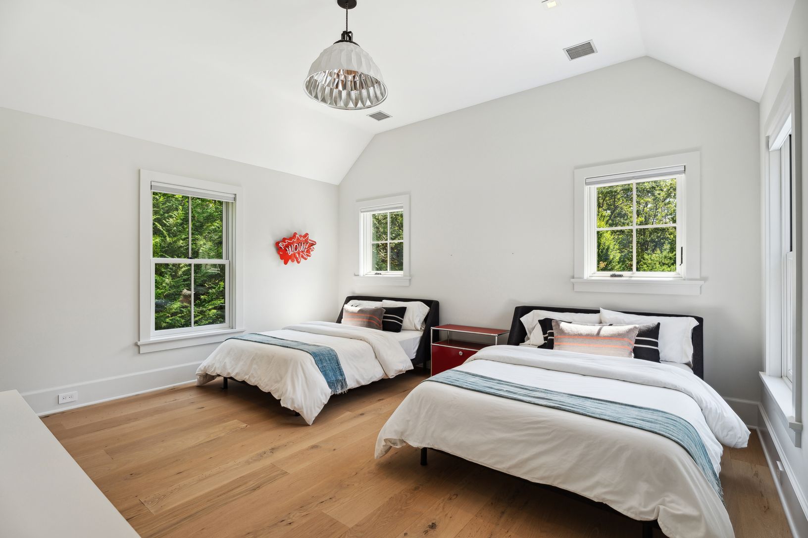  room with two double beds