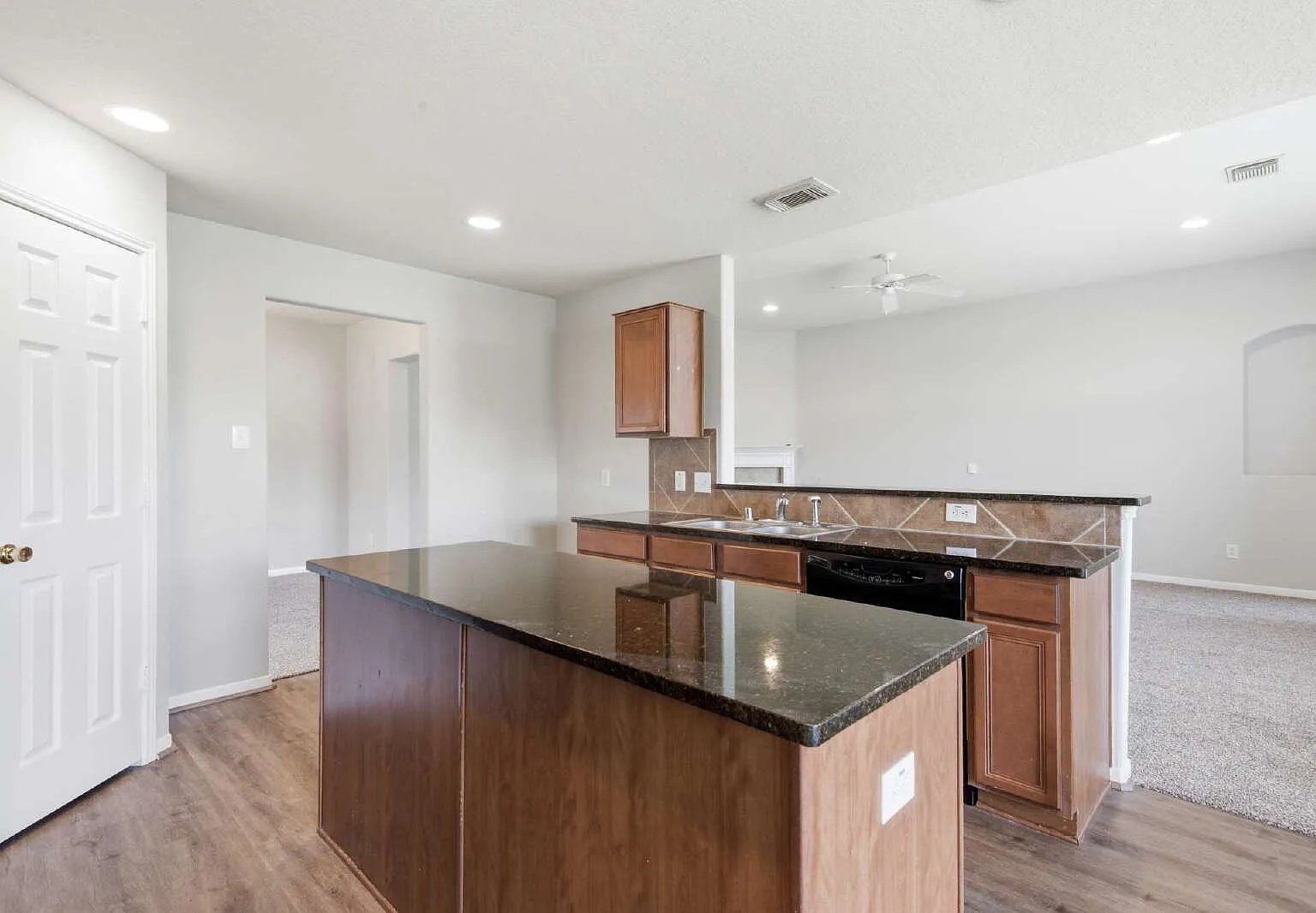 3 bed, 2.0 bath, 2319 sqft, $2,275 — Photo 4