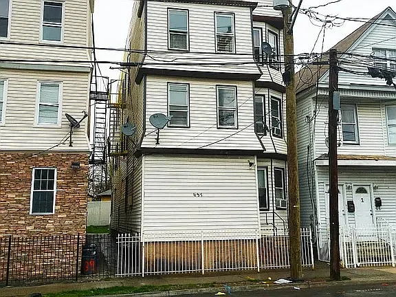 637 S Park St #B — Photo 6