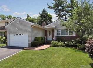 31 Meadow St, Garden City, NY 11530