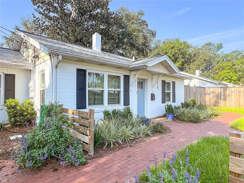 4 bed, 2.0 bath, 2333 sqft, $2,125 — Photo 1