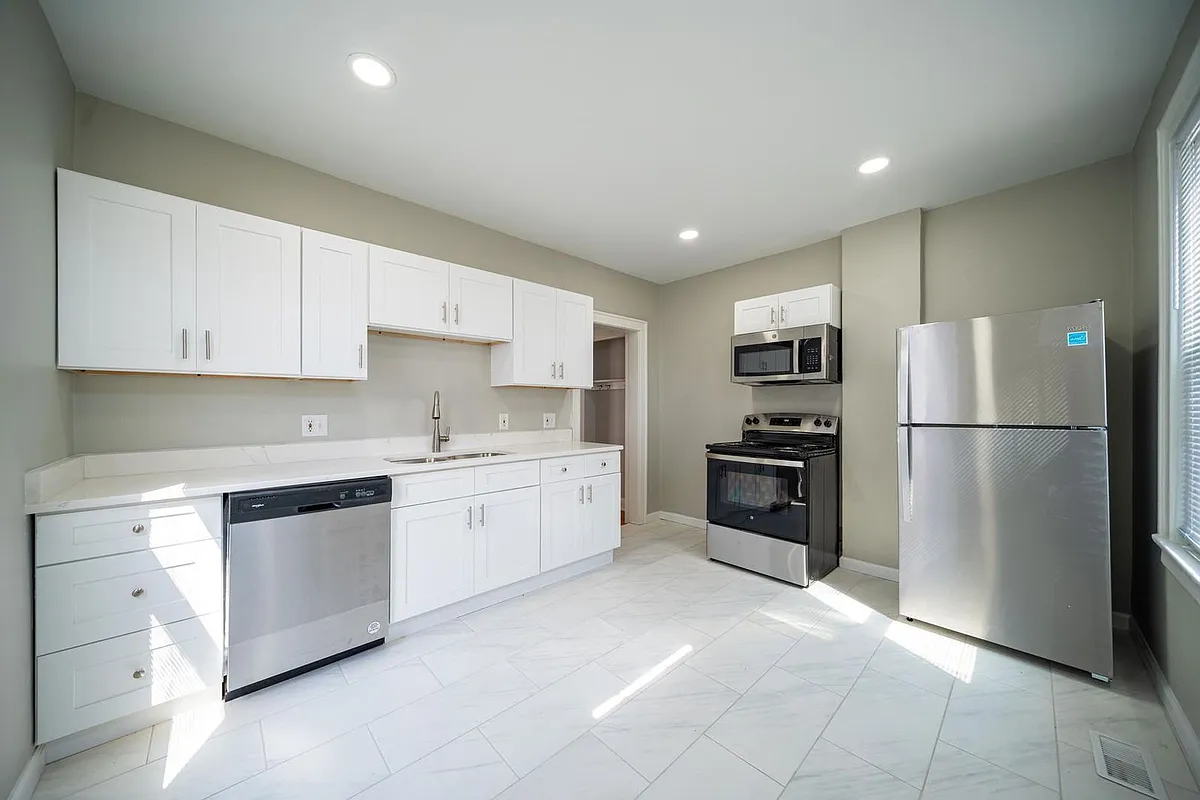 Building Photo - 73 E Markison Ave