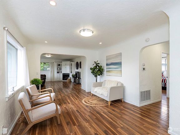 3rd image of 1573 Marguerite Avenue
