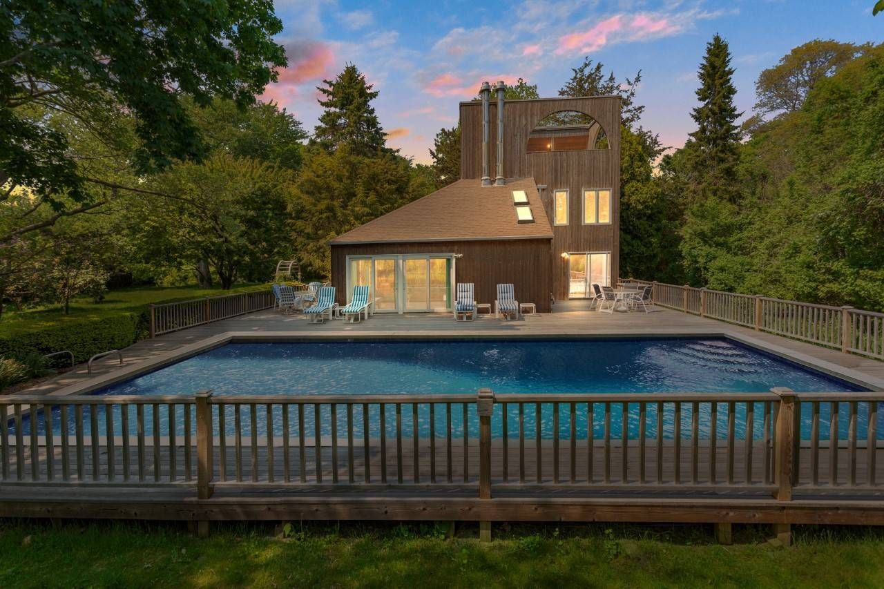 27 Old Montauk Hwy in Amagansett Out East