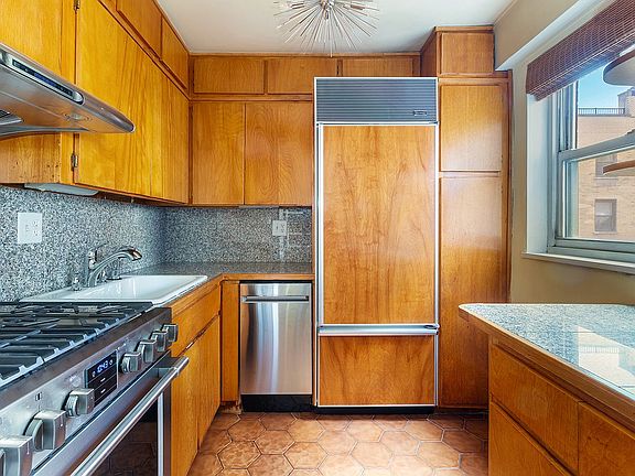 4th image of 1036 Park Ave #9A