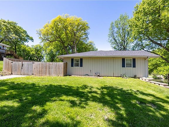 5th image of 3710 Lakeside Dr
