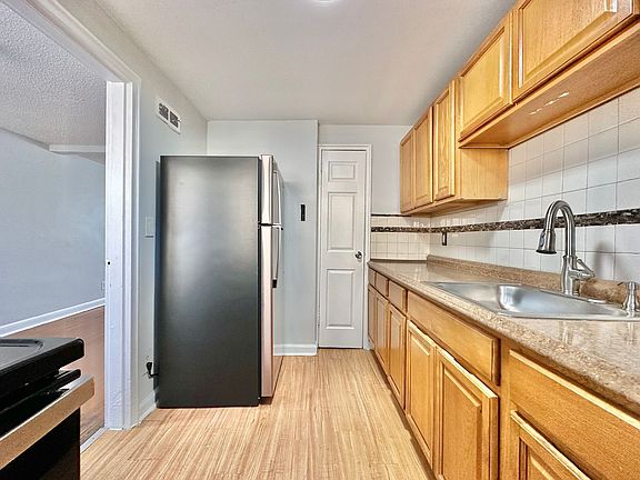5th image of 19 Howe St #24