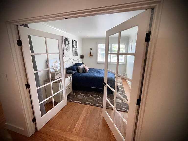 Guest room (lots of light), curtains...