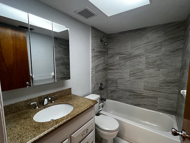 203 SW 16th Ter — Photo 14