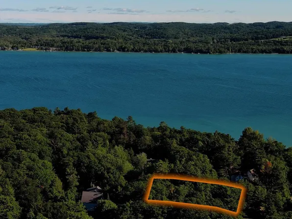 12 E Juniper Trl, Leland, MI 49654
