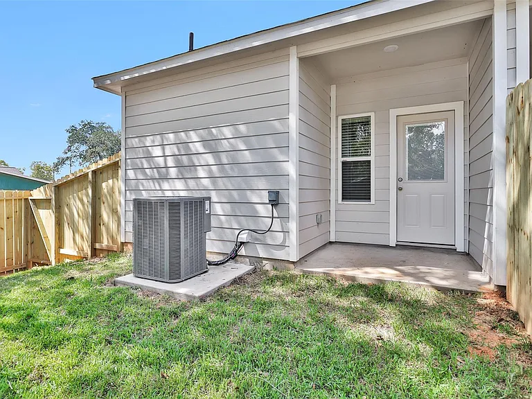 496B Golden St #B — Photo 21