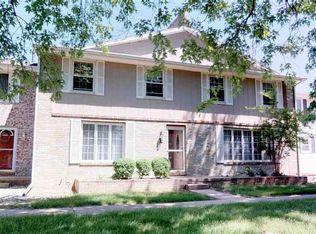 6709 N Fawndale Dr, Peoria, IL 61615