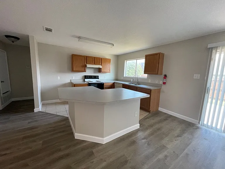 531 Cantebury Park Ln — Photo 4