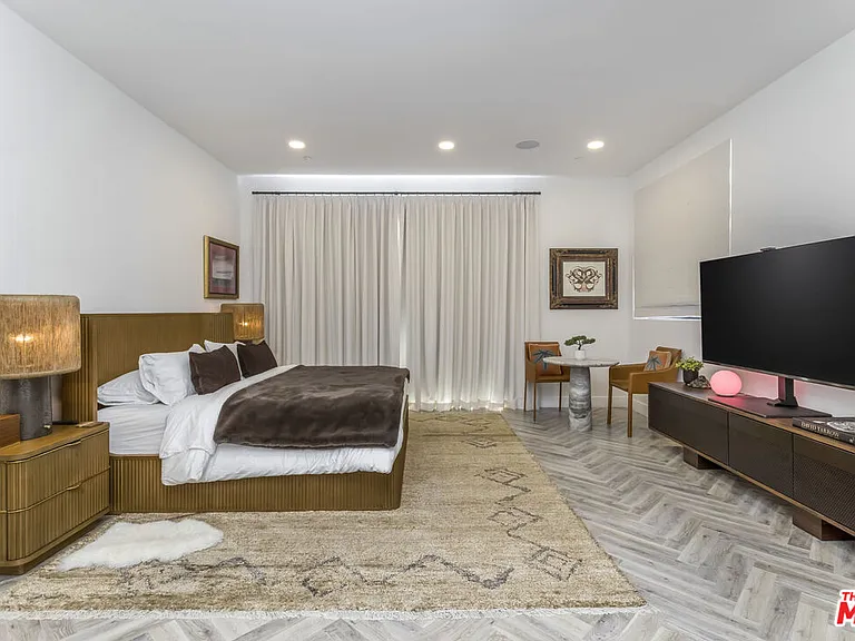 137 N Doheny Dr #4 — Photo 20