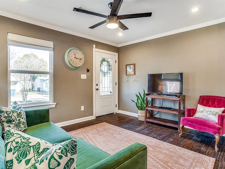 1718 Berkley Ave — Photo 2