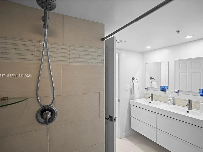 529 E Sheridan St #307 — Photo 25