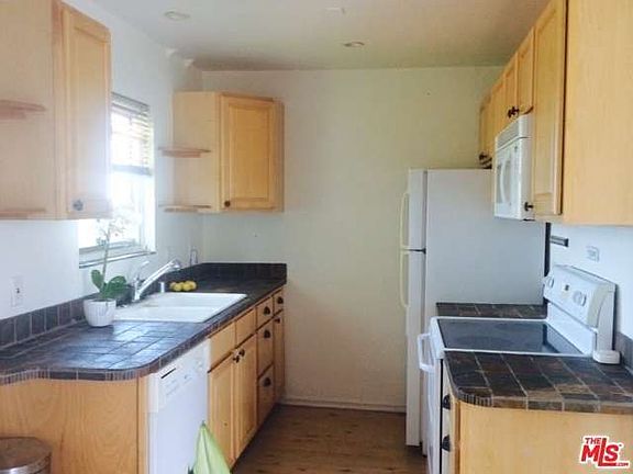 3rd image of 525 N Sycamore Ave APT 429