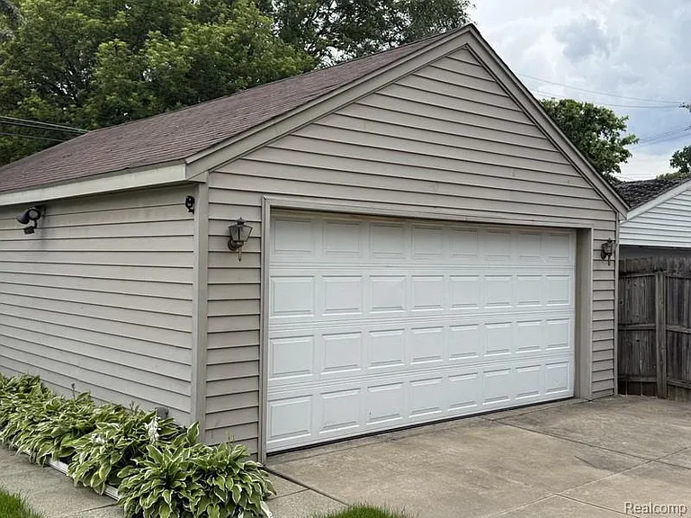 8303 Lenore St — Photo 21