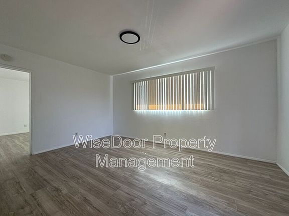 4th image of 1409 W Lingan Ln Unit 11