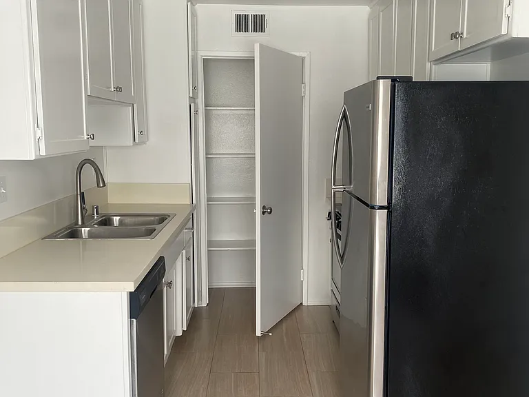 930 Venice Blvd #209 — Photo 6