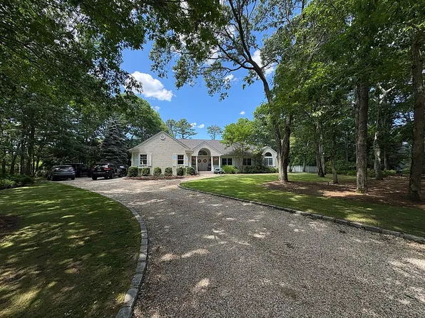 3 Old Fields Ln, East Quogue, NY 11959