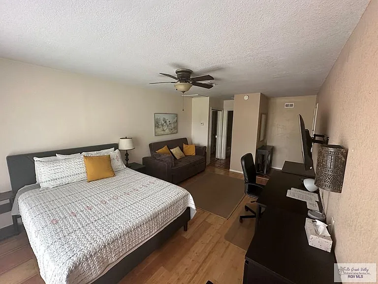 215 Zapata Ave — Photo 6