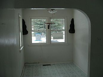 5th image of 215 Railroad Ave