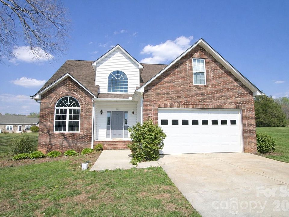 1st image of 1045 Saxton Cir