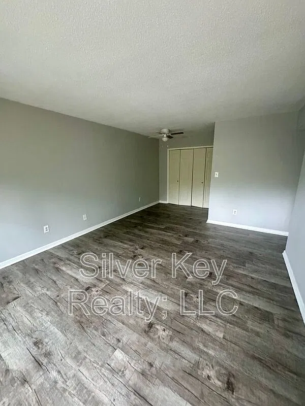 2 bed, 1.0 bath, 900 sqft, $895 — Photo 2