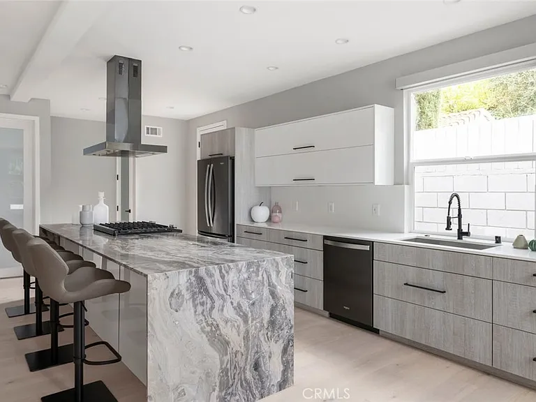 4731 Topanga Canyon Blvd — Photo 3