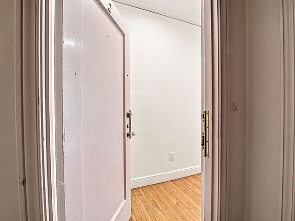 5th image of 1734 Greenwich St #2