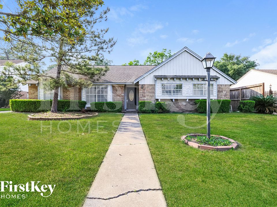 1st image of 222 Magic Oaks Dr