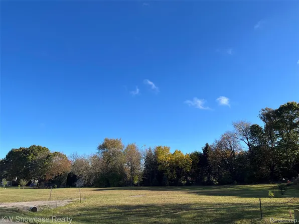 4640 Melanie Ln, White Lake, MI 48383