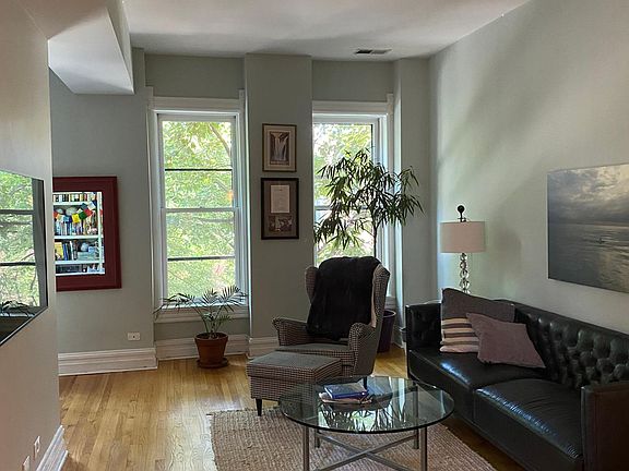 3rd image of 228 W Saint Paul Ave #2
