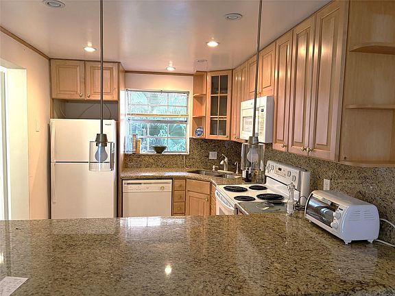 5th image of 630 Tennis Club Drive #202