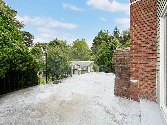 5th image of 434 Weaver St