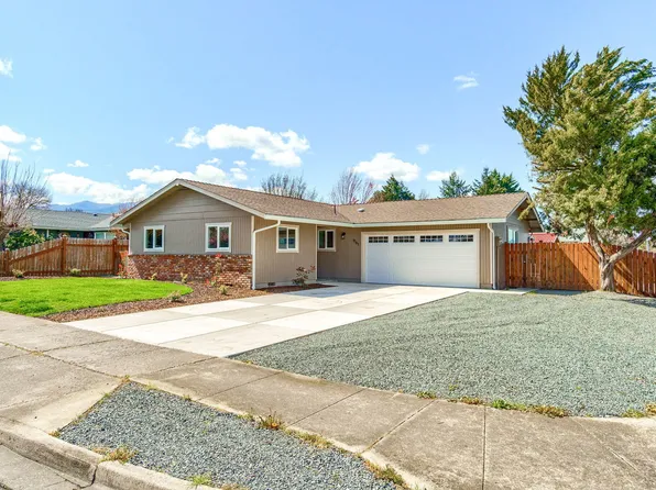 961 N Rose St, Phoenix, OR 97535
