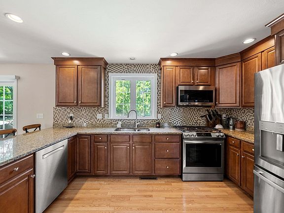 4th image of 11 Duquette Dr