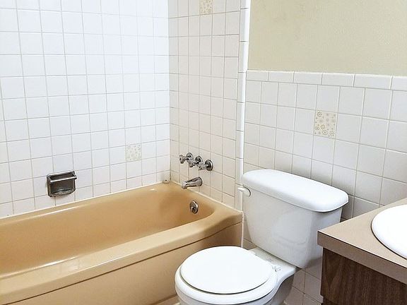 2nd image of 607 Thunderbird Ct APT 6A