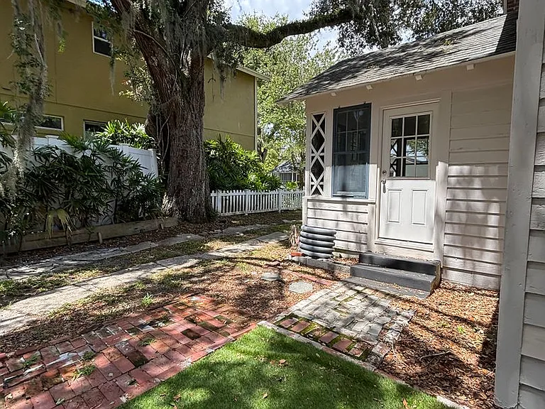 211 N Highland Ave — Photo 33