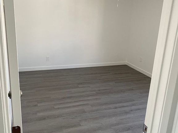 5th image of 13562 Vanowen St #15