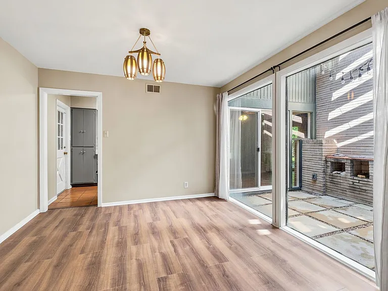 1127 Mount Rainier Dr — Photo 12
