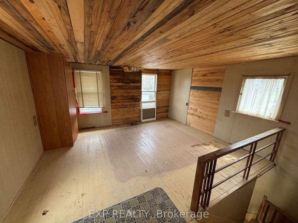83 Queen St S, Renfrew, ON K7V 2A8