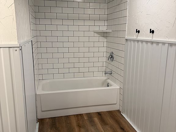 4th image of 924 Avenue B #D