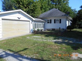 712 Dewey St, Eldorado, IL 62930