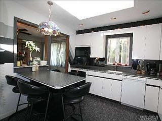 3rd image of 625 6th Ave W