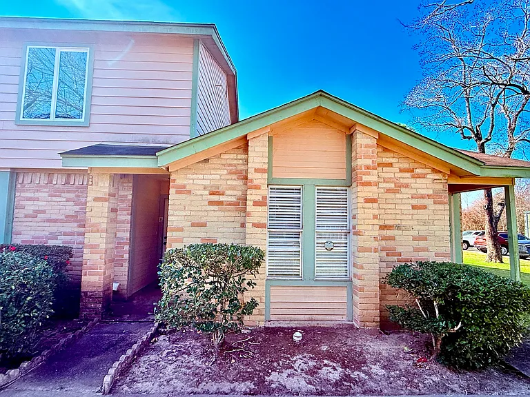1927 Country Village Blvd #B — Photo 2