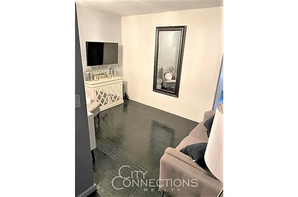 Rented by City Connections Realty | media 19